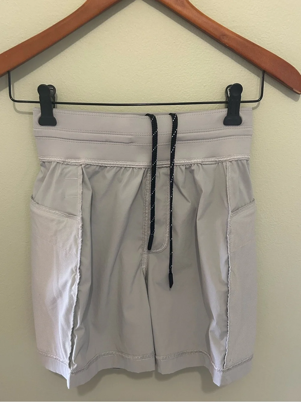 Lululemon Multi-Pocket Cargo Shorts Size 2